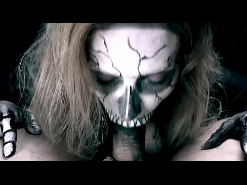 ❤️ Demon nga babaye nga nagsuso sa manok uban sa iyang itom nga baba ug gilamoy cum. ❤ Porn video sa amon